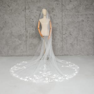 3D Floral Wedding Veil, Feminine lace veil with floral details, Bride Veil with flowers