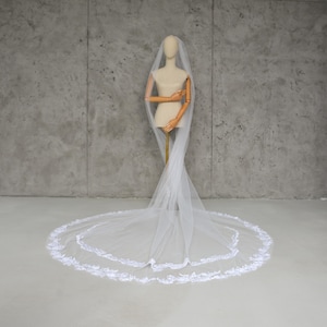 3D Floral Wedding Veil, Feminine lace veil with floral details, Bride Veil with flowers