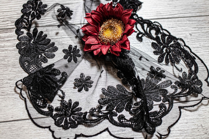 Latin Mass long lace veil 016 Classic Catholic veil with floral lace Round black chapel mantilla