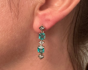 Dangling Earrings 18kt White Gold with Emerald Cut Natural Emeralds and Princess Diamonds VS2-SI1, F-G