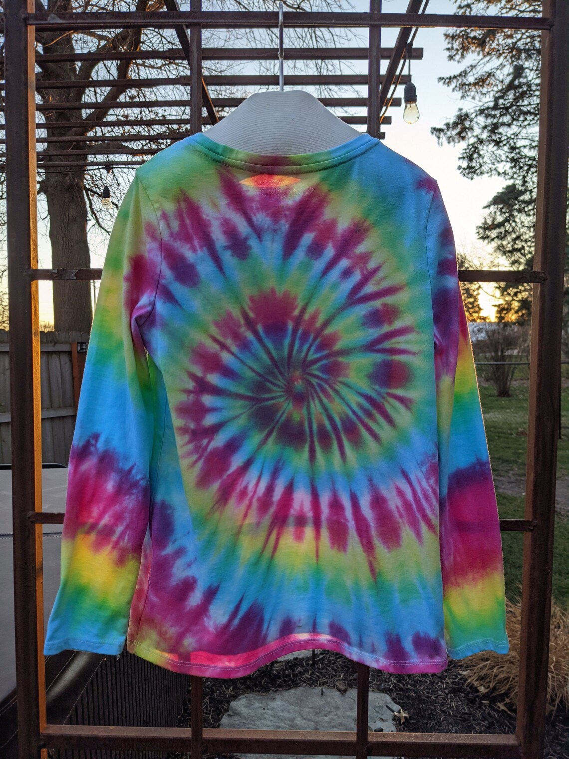 how to do a swirl on a tie dye shirt