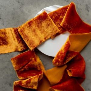 Fita de veludo LARANJA QUEIMADA Fita de buquê tingida à mão Fita de casamento com borda crua Fita de veludo de seda desfiada Feito à mão