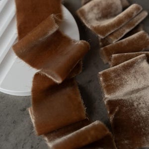 Fita de veludo BRONZE Fita de buquê tingida à mão Fita de casamento com borda crua Fita de veludo de seda desfiada Feito à mão