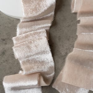 Fita de veludo CHAMPAGNE Fita de buquê tingida à mão Fita de casamento com borda crua Fita de veludo de seda desfiada Feito à mão