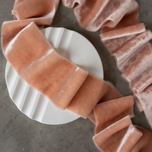 Fita de veludo BLUSH Fita de buquê tingida à mão Fita de casamento com borda crua Fita de veludo de seda desfiada Feito à mão