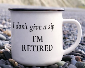 Taza de camping "Me importa un sorbo, estoy jubilado" / Regalo divertido para jubilados / Regalo para jubilados para hombres o mujeres / Taza de camping esmaltada / Taza de café