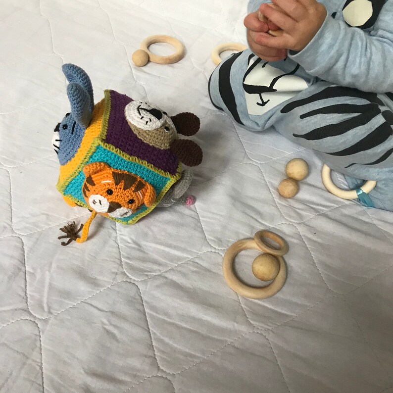 Activity cube animals crochet Montessori activity Education cubes Toys for the senses Buse cube for baby