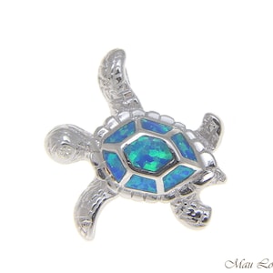 Può includere: Ciondolo a forma di tartaruga in argento sterling con guscio di opale blu. La tartaruga è un simbolo popolare di buona fortuna e longevità.