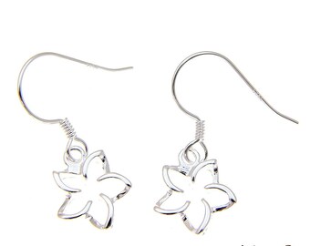 Può includere: Un paio di orecchini pendenti in argento con un delicato design floreale. Gli orecchini hanno una semplice chiusura a gancio.