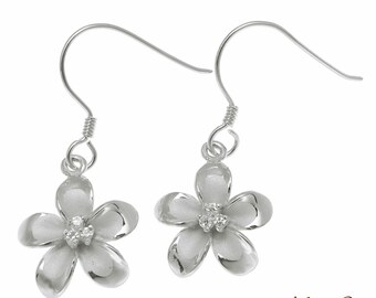 Può includere: Orecchini a forma di fiore di frangipane in argento sterling con un piccolo zircone cubico trasparente al centro di ogni fiore.