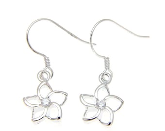 Può includere: Un paio di orecchini pendenti in argento con un delicato design floreale e un piccolo cristallo trasparente al centro. Gli orecchini hanno una chiusura a gancio.