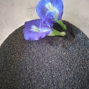 Gedroogde blauwe vlindererwtenbloempoeder Kruiden blauwe thee Clitoria Ternatea Gezonde drank 100% puur biologische natuurlijke kruidenkleuring