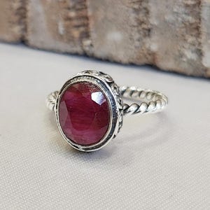 Anillo de rubí hecho a mano: plata de ley 925, joyería bohemia con estilo.