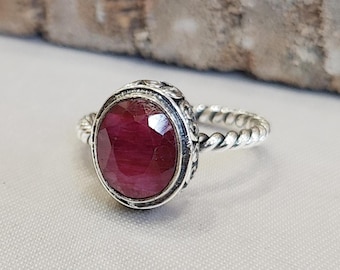 Ręcznie robiony pierścionek z rubinem: srebro próby 925, biżuteria w stylu boho