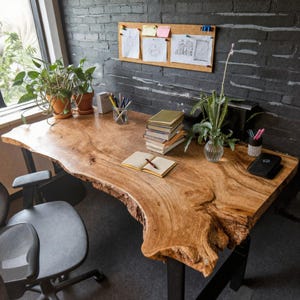 Escritorio de computadora moderno personalizado de madera con borde natural para oficina en casa, estilo rústico de granja, escritorio de oficina, escritorio de madera natural, escritorio grande de madera