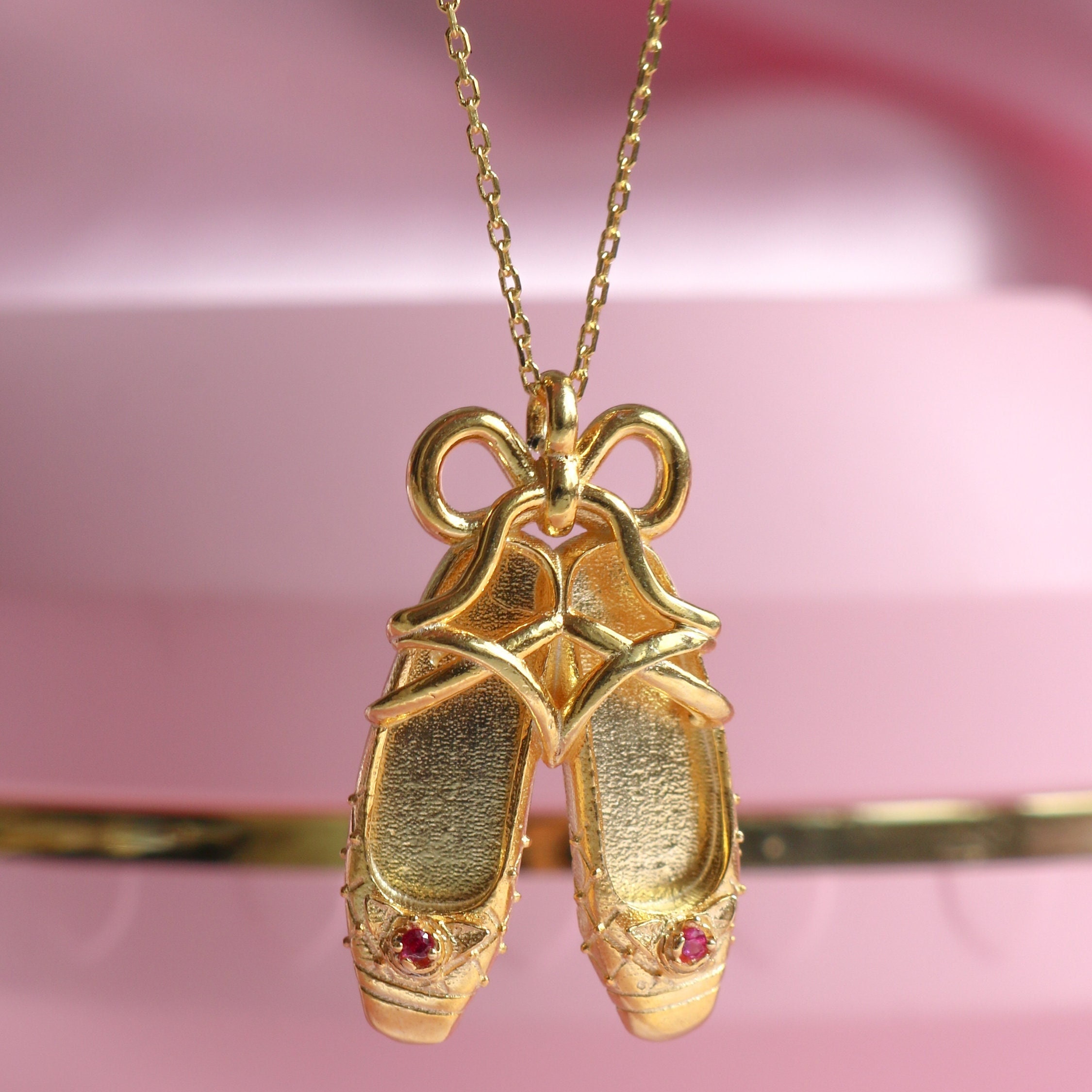 Louis Vuitton LV Heart Pendant Necklace in 2023  Jewelry lookbook, Dream  jewelry, Girly jewelry