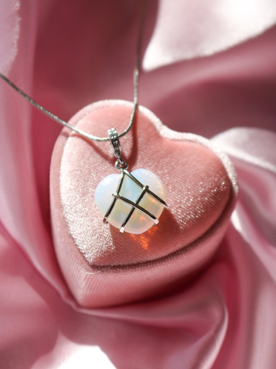 Louis Vuitton LV Heart Pendant Necklace in 2023  Jewelry lookbook, Dream  jewelry, Girly jewelry