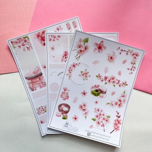 Set mensile di 3 fogli di adesivi sul tema dei fiori di ciliegio su sfondo bianco per la decorazione di quaderno, agenda, bullet journal.