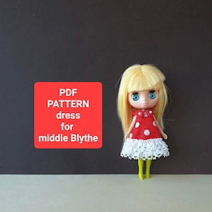 Könnte beinhalten: Ein rot-weißes gepunktetes Kleid mit weißem Spitzenbesatz. Das Kleid ist für eine Middie Blythe Puppe. Der Text auf dem roten Quadrat lautet "PDF PATTERN dress for middie Blythe".