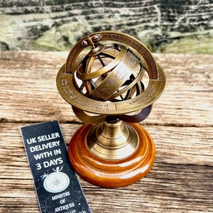 Vintage Armillarsphäre auf elegantem Holzsockel: Ein nostalgischer Deko-Akzent für Ihre Wohnung