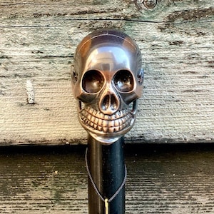 Puede incluir: Un bastón de plata con forma de calavera con un eje negro y una etiqueta que dice "Ministry of Antiques - UK Seller - Same Day Dispatch".