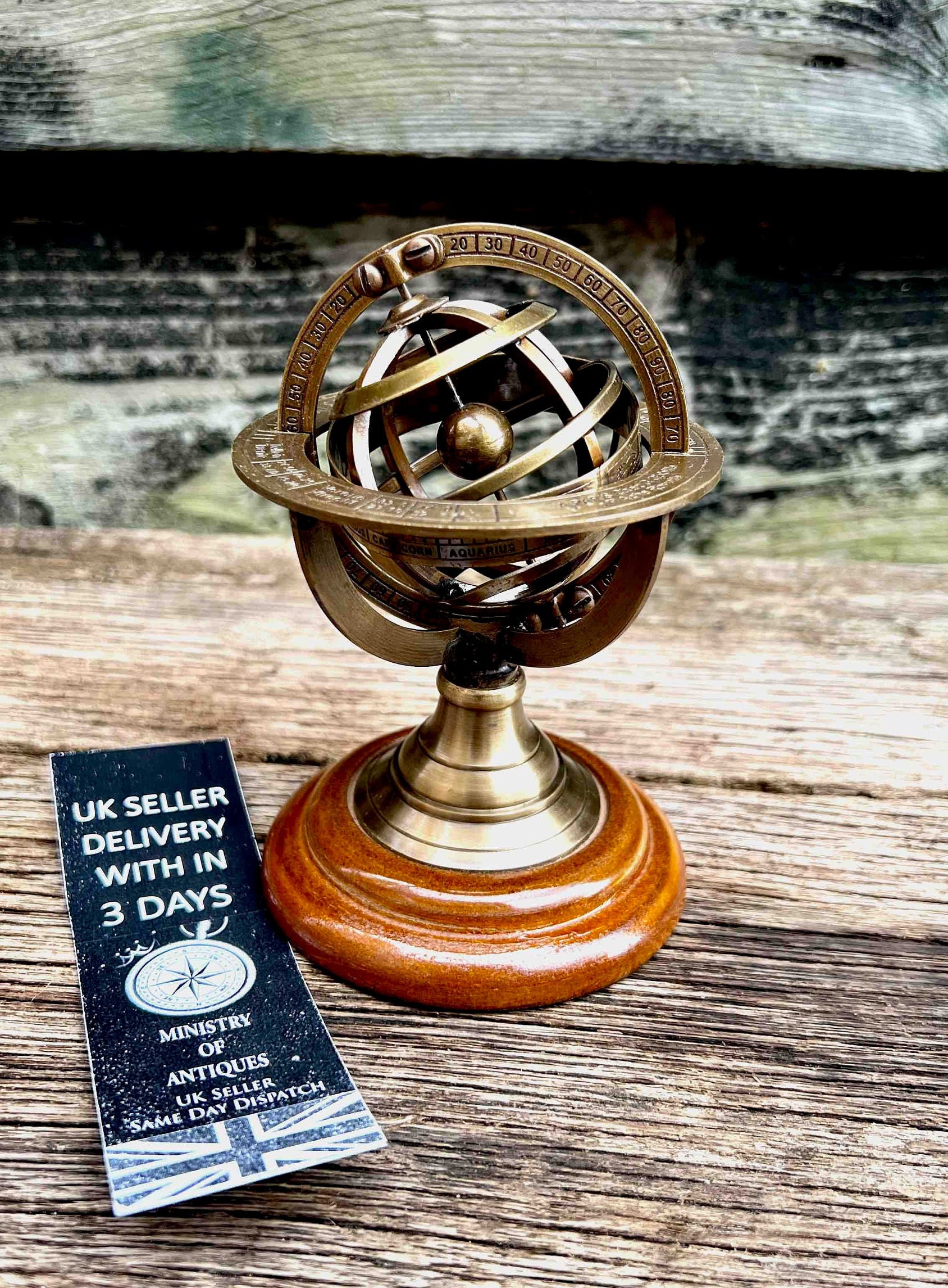 エレガントな木製台座に置かれたヴィンテージの天球儀：ご自宅の