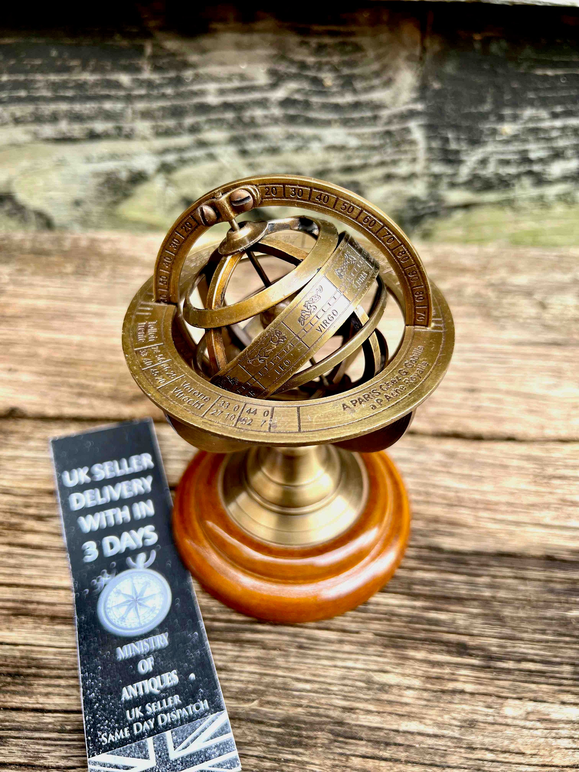 エレガントな木製台座に置かれたヴィンテージの天球儀：ご自宅の