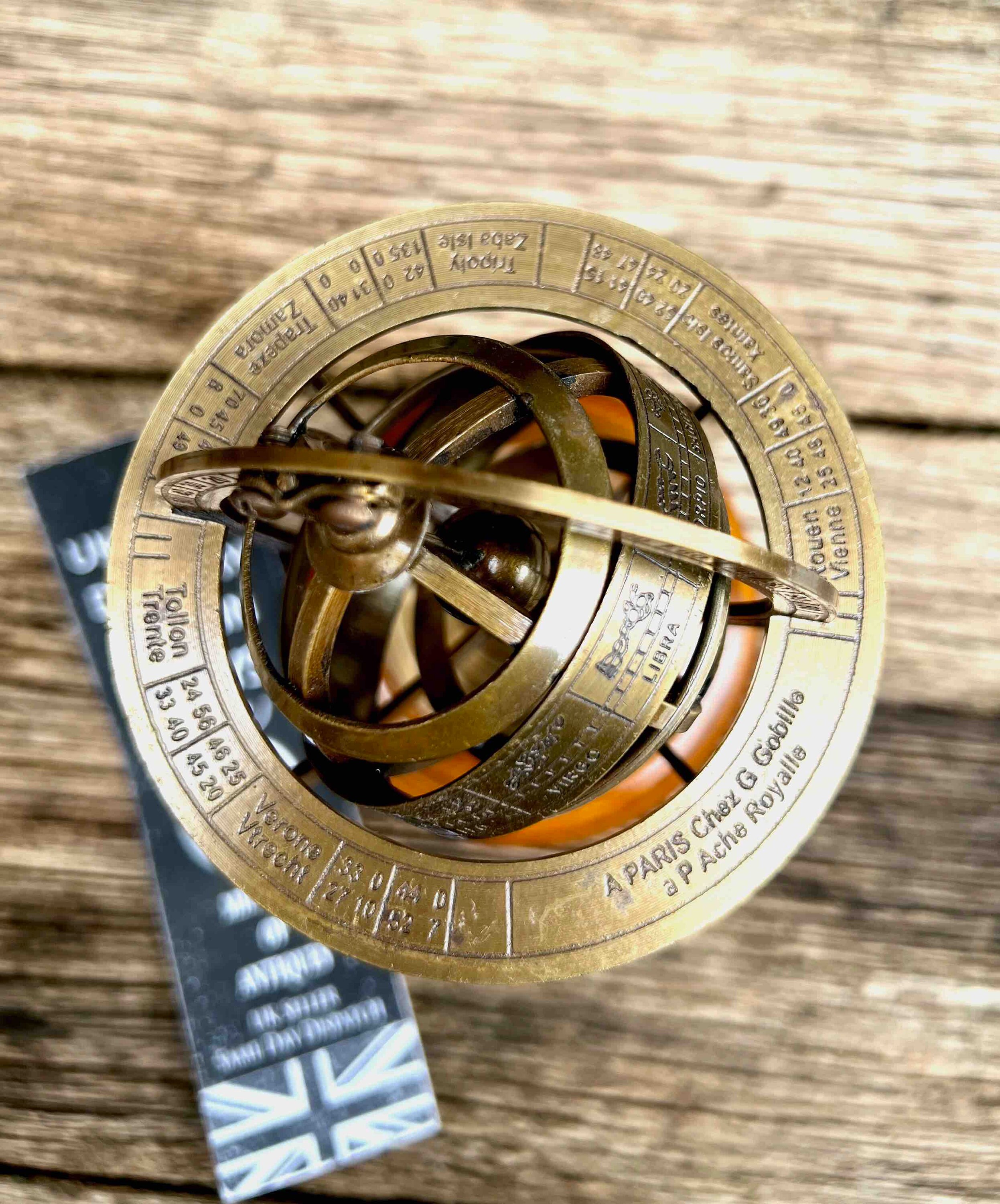 エレガントな木製台座に置かれたヴィンテージの天球儀：ご自宅の