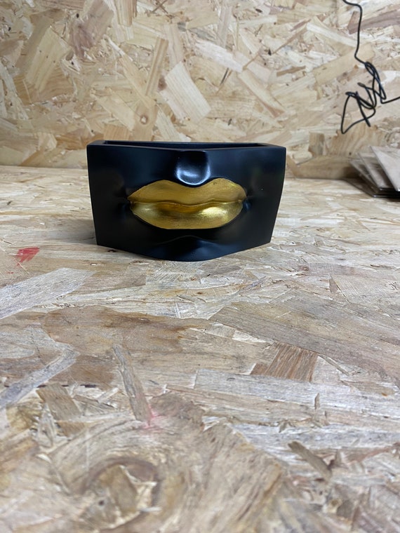 SALE!!!  Black with GOLD lips pot