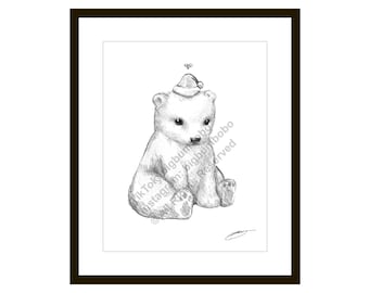 Puede incluir: Un dibujo a lápiz enmarcado de un cachorro de oso polar sentado con un gorro de Papá Noel y un corazón. La obra de arte es en blanco y negro, con finos detalles. Una pluma está dibujada en la parte inferior derecha.