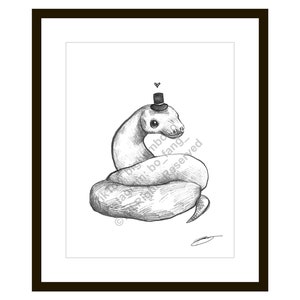 Pode incluir: Ilustração em preto e branco emoldurada de uma cobra caprichosa usando uma cartola e um pequeno coração acima da cabeça. A cobra está enrolada e a obra de arte é assinada. O estilo geral é um desenho charmoso e caricatural.