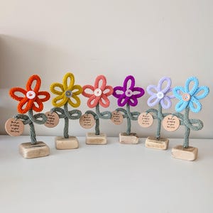 Decoração de flores em arame tricotado: Arte em alumínio feita à mão, base de madeira rústica