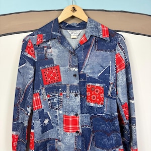 Prachtige vintage bandana patchwork print polyester shirt met lange mouwen, knoopsluiting en kraag van NPC Fashions