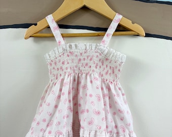 ヴィンテージ風パステルピンク＆ホワイトのペイズリー柄フリルタンクトップ（手刺繍） - キッズ2T