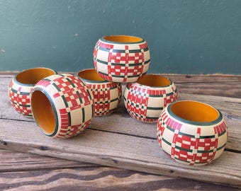 Juego de 6 servilleteros de madera suecos vintage, pintados a mano con motivos de arte popular.