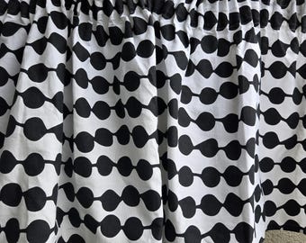 Rideau cantonnière Pampula Finlayson noir et blanc - Parure de fenêtre en tissu scandinave