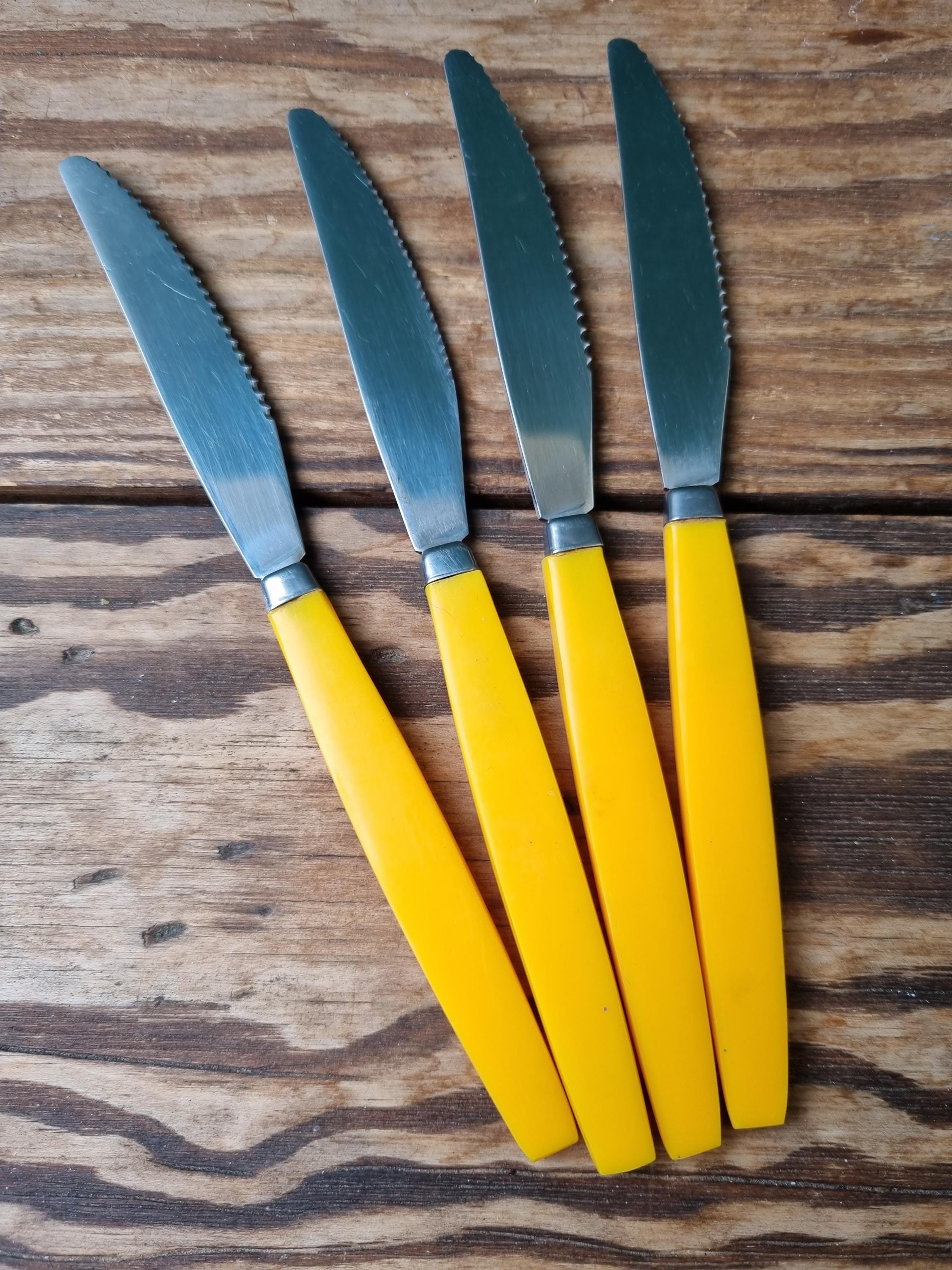 Sweden Fruit Knives Rostfritt Stahl, Yellow Plastic, Teak Handles