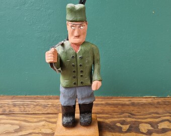 Holz Jäger Figur, handgeschnitzt, handbemalt, Skandinavische Flachflieger 70er Jahre