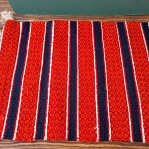 Tapete pequeno sueco vintage dos anos 1970, tecido à mão, listrado em vermelho e azul, decoração de parede