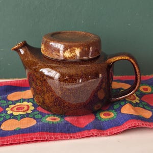 Tetera de cerámica minimalista marrón Ulla Procope, Finlandia, color caoba.