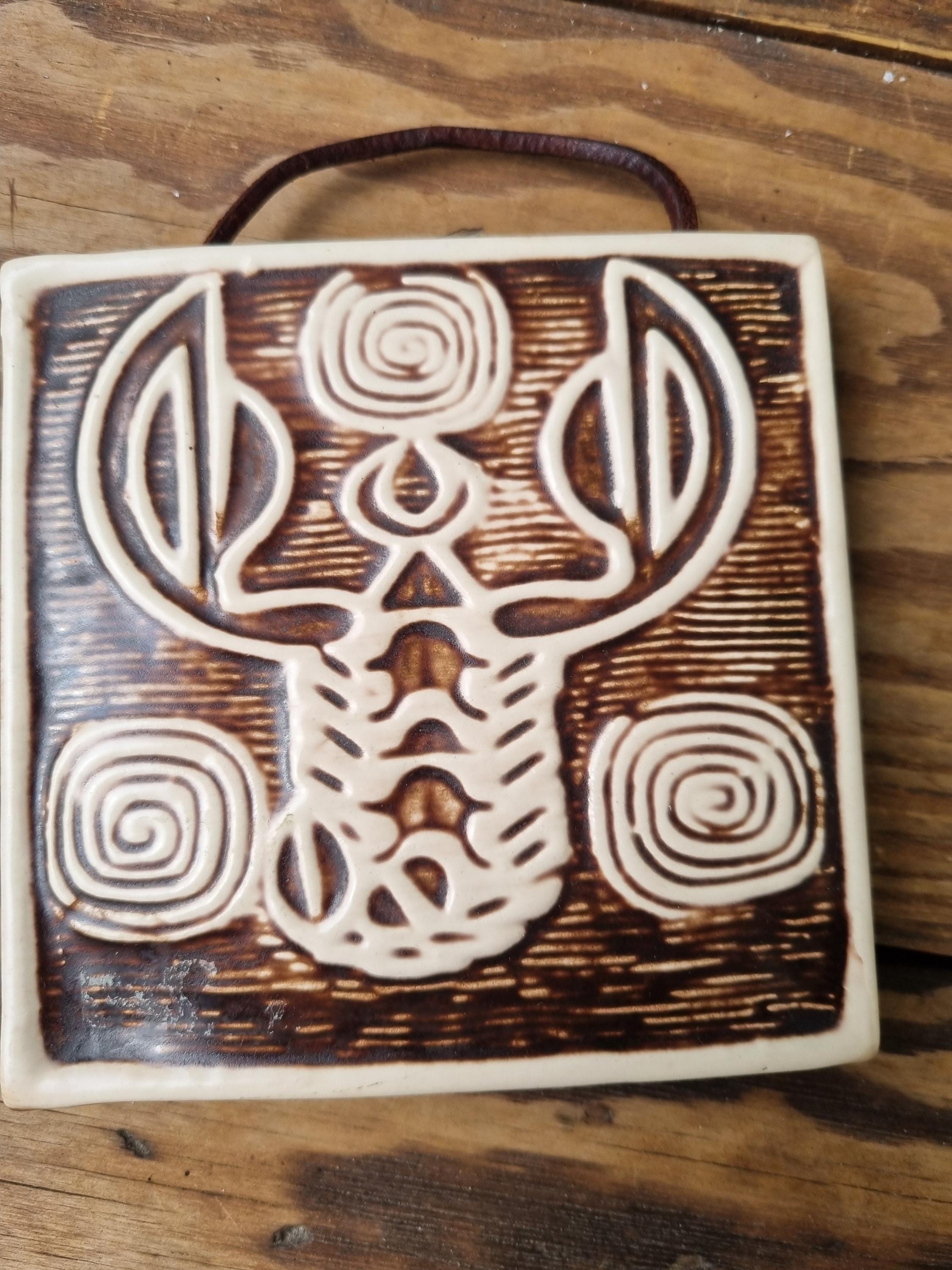 アート・デザイン・音楽 Keramik Sekelskifte till sjuttiotal Vintage Töreboda Keramik Sweden Cancer Zodiac Tile 1970s