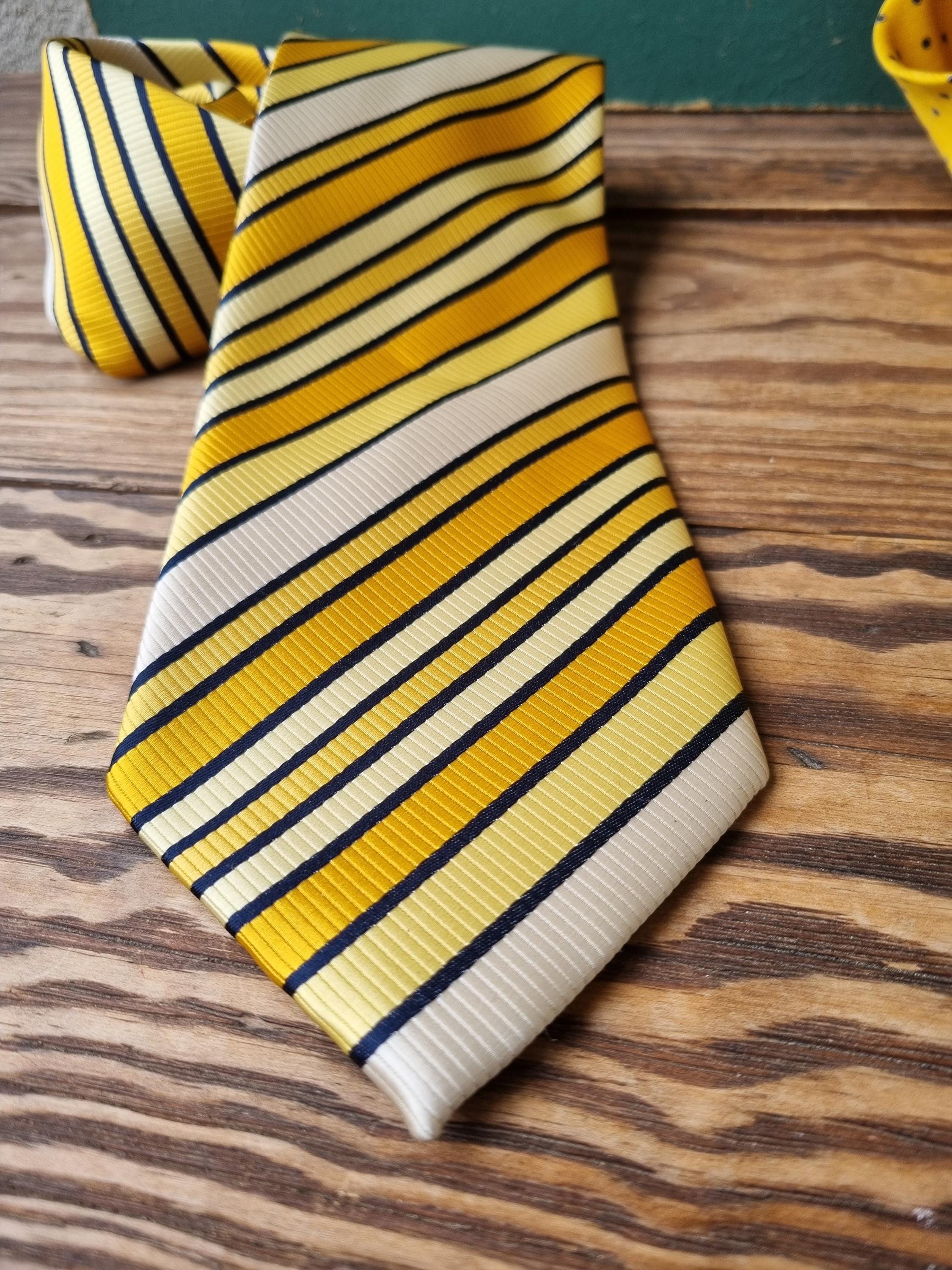 Cravatta Uomo In Seta 100% – Lorenzo Cana – Colore Giallo Oro – Modello Satin Tinta Unita – Larghezza 7,5 Cm, Lunghezza 150 Cm