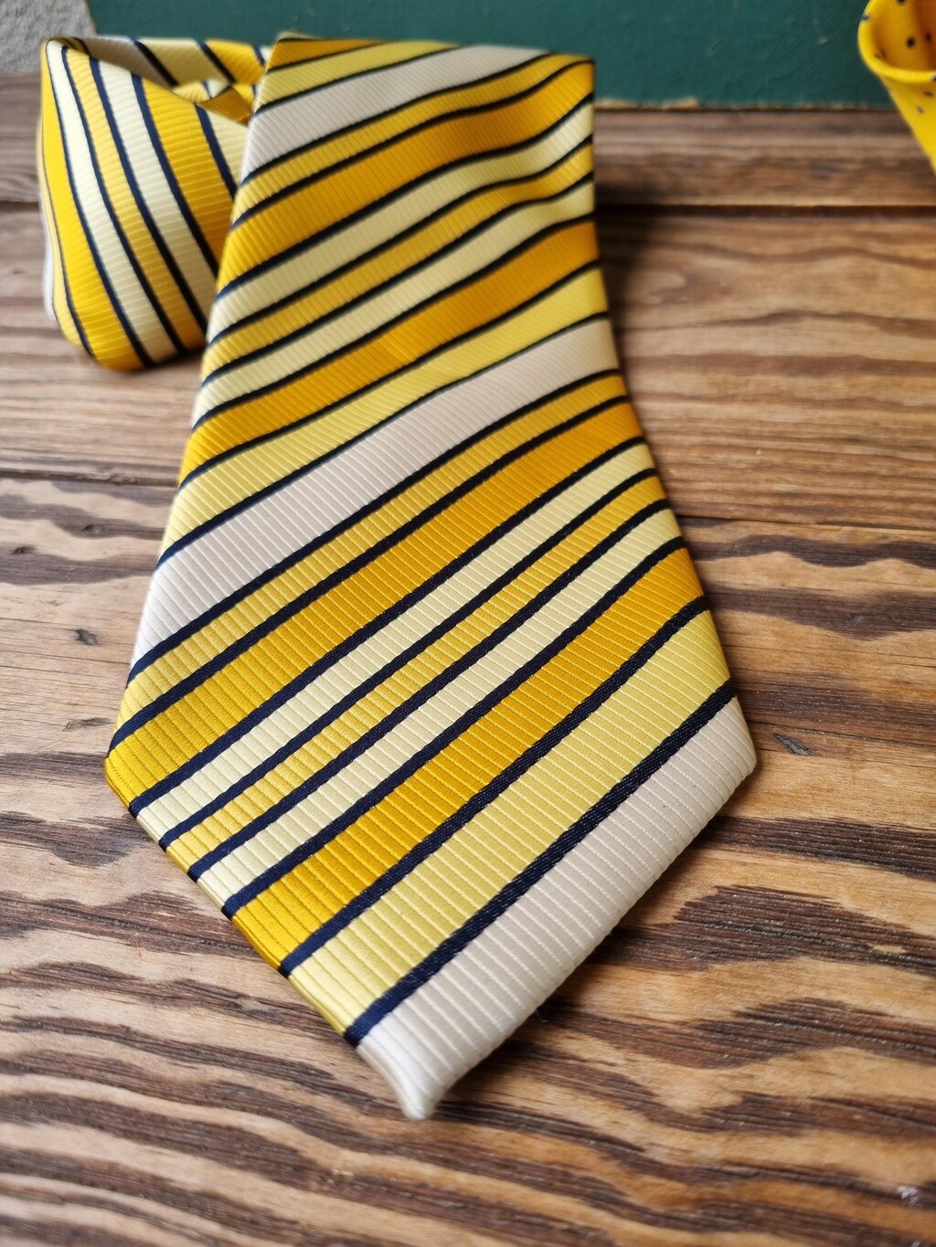 Cravatta Uomo In Seta 100% – Lorenzo Cana – Colore Giallo Oro – Modello Satin Tinta Unita – Larghezza 7,5 Cm, Lunghezza 150 Cm