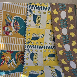 Può includere: Tre pannelli di tessuto vintage con disegni a tema pasquale e fattoria. Uno presenta un gallo, un altro ha un motivo ripetuto di pulcini e uova, e il terzo mostra un motivo giallo e verde acqua con pulcini e ghiande. I tessuti sono in tonalità di giallo, verde acqua e marrone.