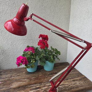 Röd skrivbordslampa Femo Typ 55 svensk industriell klämlampa 50-talsmodern vinkelställning justerbar arbetsbelysning 1970-tal
