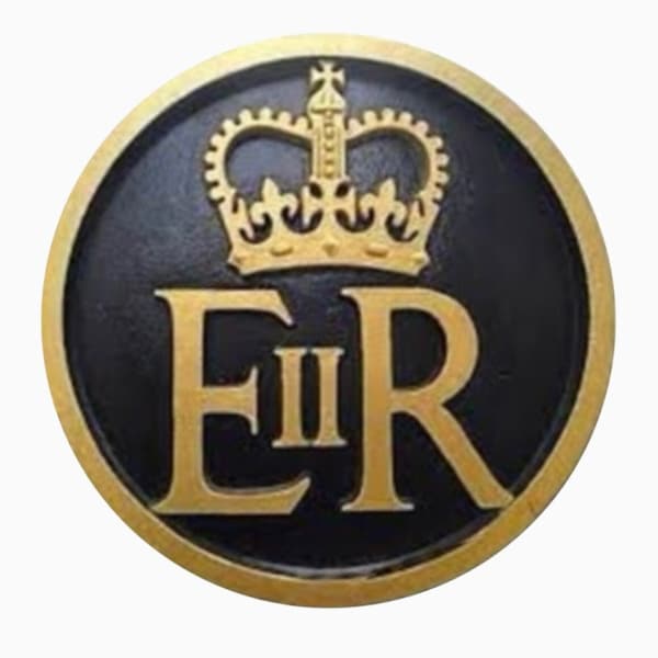 Queen Elizabeth II commemorative pin badge - enamel pin bAdge celebrating the life of her majesty
