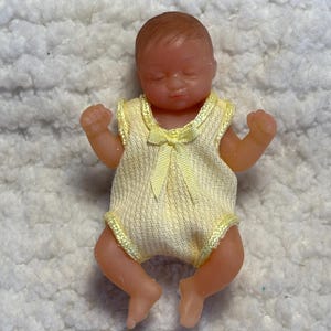 Puppenhausminiaturen, Miniaturkleidung, Kleid im Maßstab 1:12 für Puppenhausbaby
