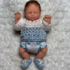 Mini-Baby-Puppenhausminiaturen aus Kunstharz im Maßstab 1:12
