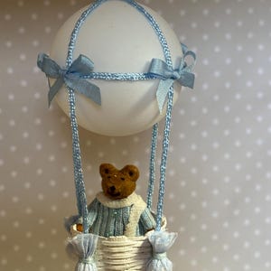 Puppenhaus. Miniaturen 1/12. Heißluftballon zur Dekoration Ihres Babyzimmers im Maßstab 1:12.
