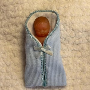 Puppenhaus. 1/12 Miniaturen. Schlaflied für Puppenhausbaby.